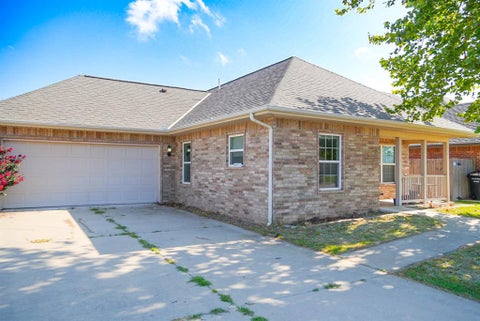 Photo of 913 SW 16th Street, Moore, OK 73160 (MLS # 1247254)