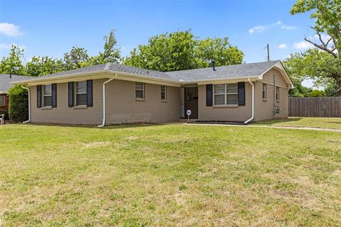 Photo of 8221 N Harvey Avenue, Oklahoma City, OK 73114 (MLS # 1229713)