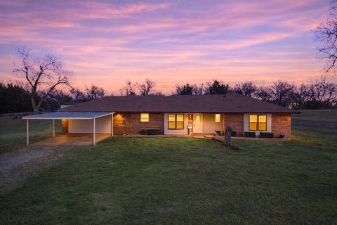 Photo of 895 Quail Creek Drive, Blanchard, OK 73010 (MLS # 1219117)