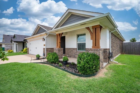 Photo of 3308 Pagoda Pead Drive, Yukon, OK 73099 (MLS # 1235038)