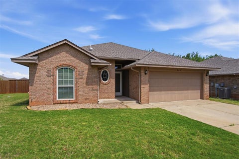 Photo of 628 Inverleith Circle, Yukon, OK 73099 (MLS # 1226272)