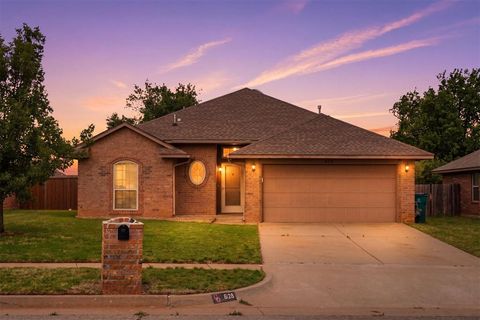 Photo of 628 Inverleith Circle, Yukon, OK 73099 (MLS # 1226272)