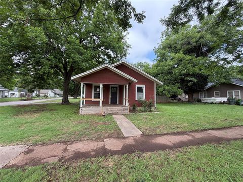 Photo of 701 E Charles Avenue, Pauls Valley, OK 73075 (MLS # 1230485)