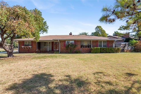 Photo of 1609 Glenbrook Terrace, Nichols Hills, OK 73116 (MLS # 1246851)