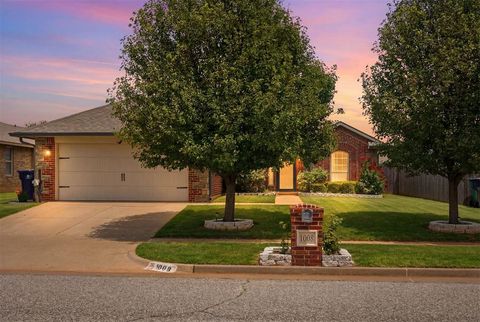 Photo of 1008 Laurel Creek Drive, Yukon, OK 73099 (MLS # 1237770)
