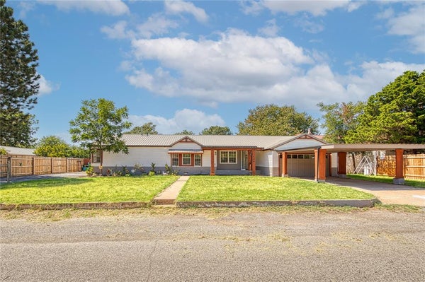 409 S CEDAR AVE, ERICK, OK 73645 - Image 93c549147f1c4e0e05207f35dffa82a7/1399284579