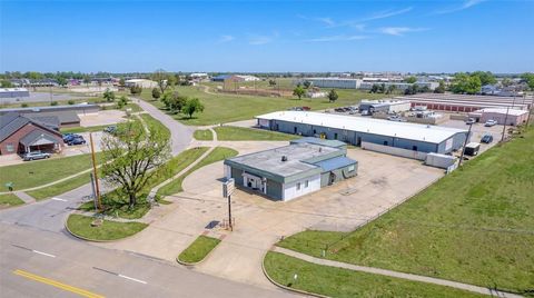 Photo of 401 S Ranchwood Boulevard, Yukon, OK 73099 (MLS # 1210624)