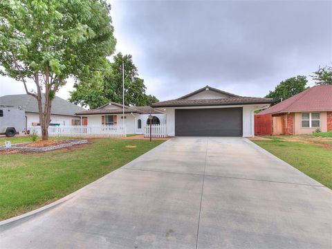 Photo of 4812 NW 74th Street, Oklahoma City, OK 73132 (MLS # 1230426)