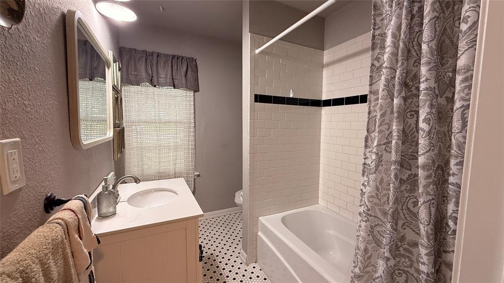 Shawnee, Oklahoma 74801, United States, 3 Bedrooms Bedrooms, ,2 BathroomsBathrooms,Residential,Active,198604