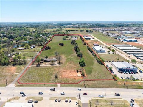 Photo of 201 S Monocoupe Lane, Mustang, OK 73064 (MLS # 1152133)