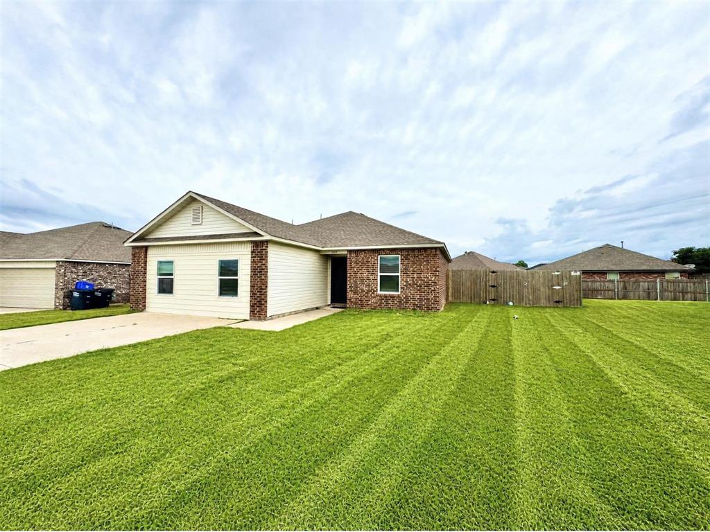 Photo 1 of 30 — 1914 Oak Tree Court, Shawnee, OK 74804