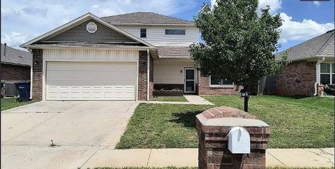 Photo of 2812 Sunberry Way, Yukon, OK 73099 (MLS # 1233405)