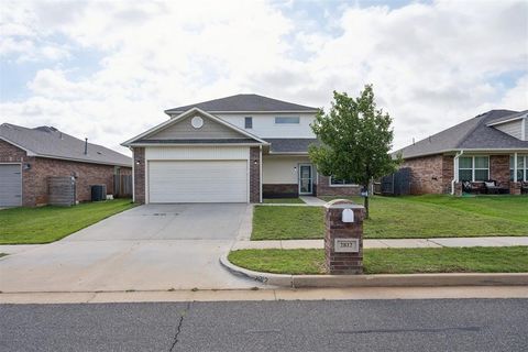 Photo of 2812 Sunberry Way, Yukon, OK 73099 (MLS # 1233405)