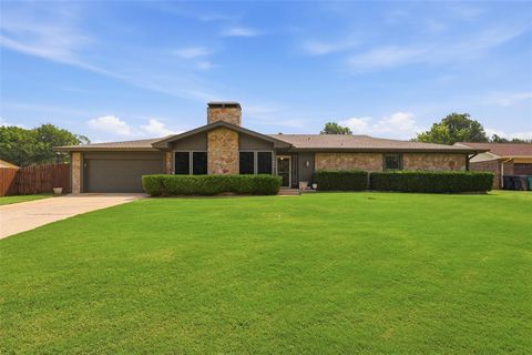 Photo of 11404 Spring Creek Road, Oklahoma City, OK 73162 (MLS # 1230117)