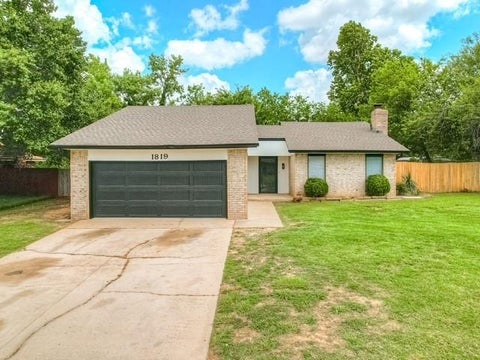 Photo of 1819 Lakehurst Drive, Norman, OK 73071 (MLS # 1251172)