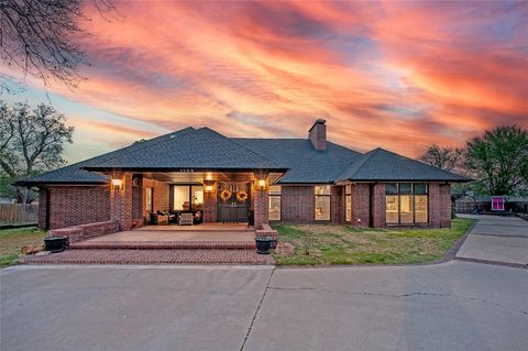 Photo of 1105 SE Heritage Drive, El Reno, OK 73036 (MLS # 1221418)