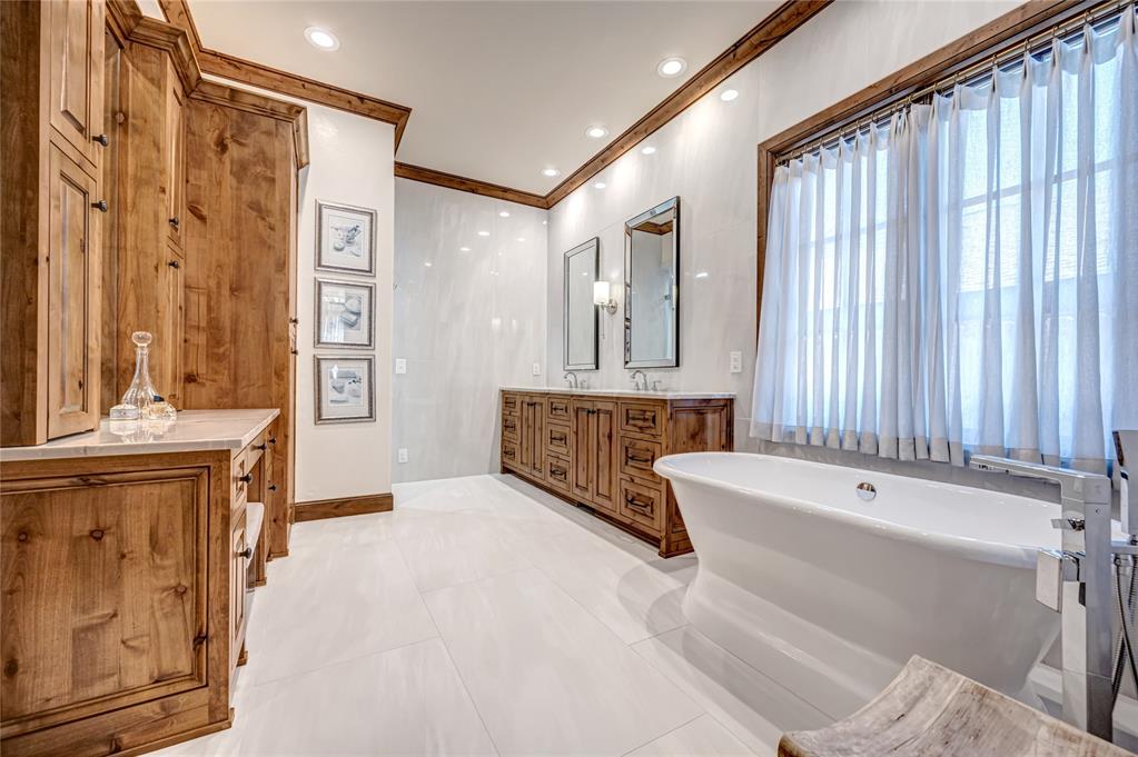 Nichols Hills, Oklahoma, 73120, United States, 4 Bedrooms Bedrooms, ,4 BathroomsBathrooms,Residential,Active,2019456