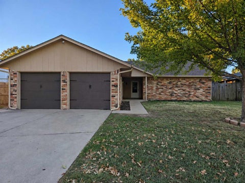 Photo of 10204 Exter Avenue, Yukon, OK 73099 (MLS # 1252694)