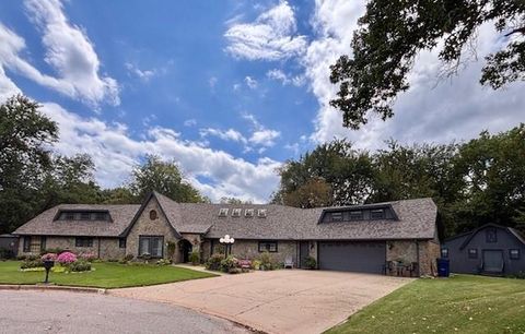 Photo of 901 Birdcreek Lane, Guthrie, OK 73044 (MLS # 1232824)