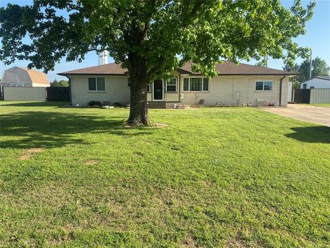Photo of 1411 14th Street, Maysville, OK 73057 (MLS # 1226622)