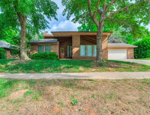 Photo of 1111 Robin Hood Lane, Norman, OK 73072 (MLS # 1238571)