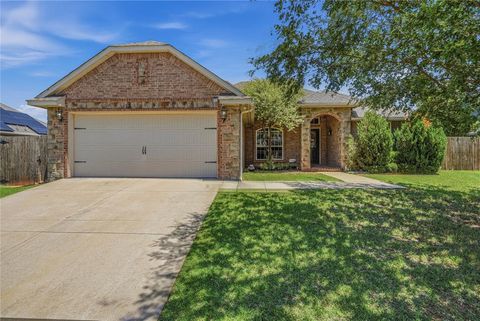 Photo of 3604 Morgan Creek Road, Yukon, OK 73099 (MLS # 1236313)