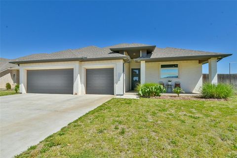 Photo of 8201 NW 152nd Terrace, Edmond, OK 73013 (MLS # 1228931)