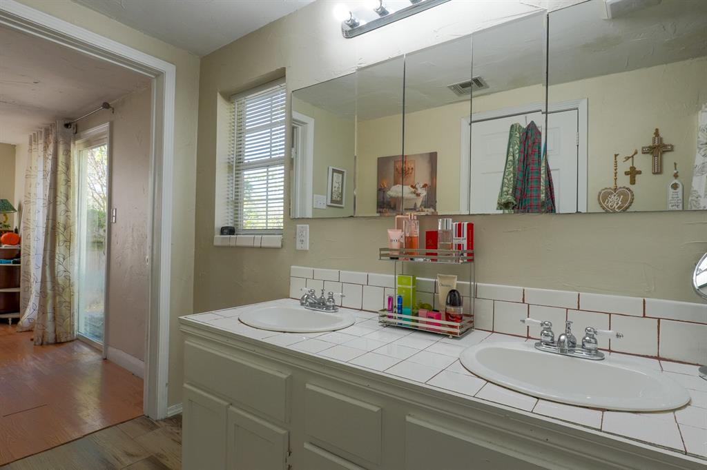 Shawnee, Oklahoma 74801, United States, 3 Bedrooms Bedrooms, ,2 BathroomsBathrooms,Residential,Active,237863