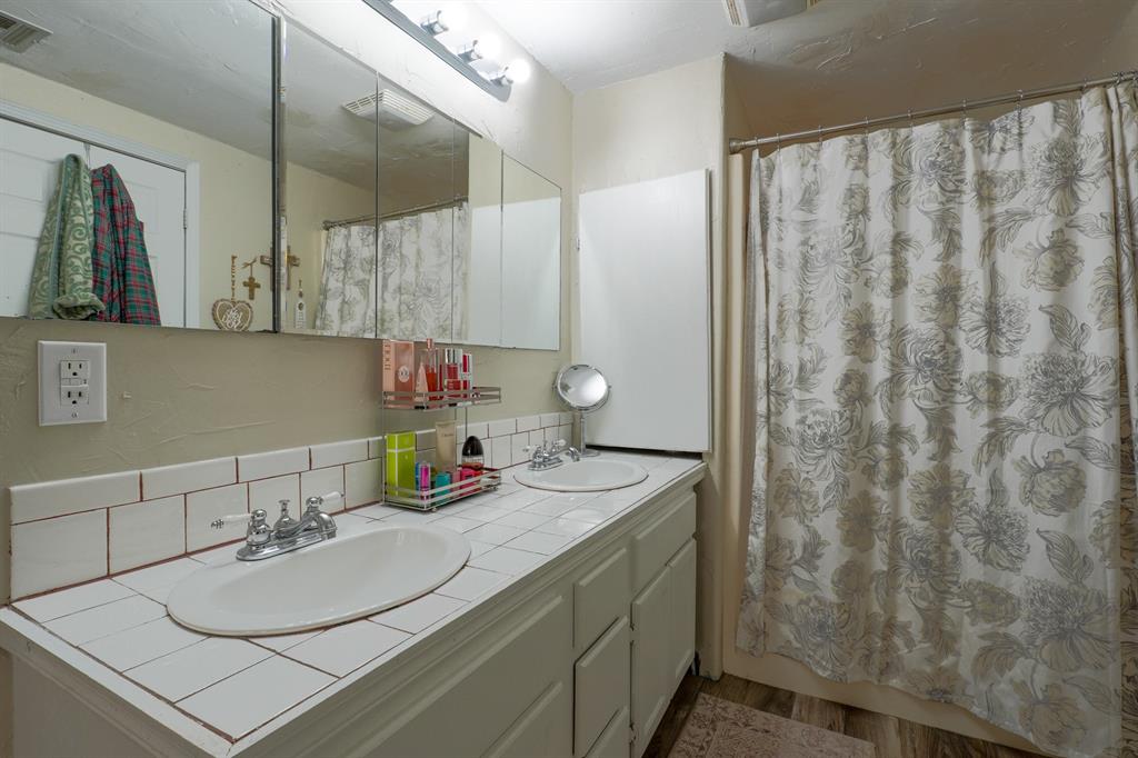 Shawnee, Oklahoma 74801, United States, 3 Bedrooms Bedrooms, ,2 BathroomsBathrooms,Residential,Active,237863