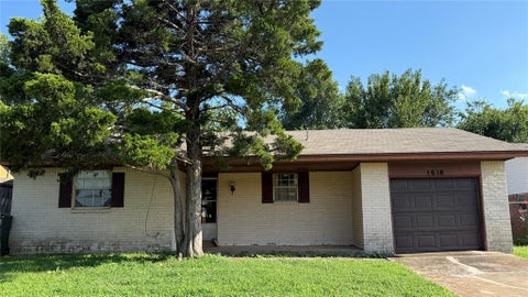 Photo of 1618 Briarcliff Court, Norman, OK 73071 (MLS # 1186267)