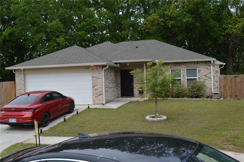 Photo of 822 Highgarden Circle, Noble, OK 73068 (MLS # 1227909)