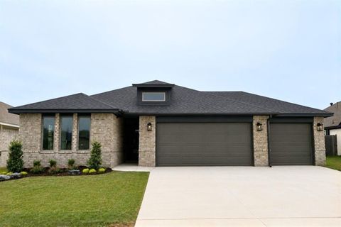 Photo of 3305 Gunnison River Drive, Yukon, OK 73099 (MLS # 1235879)