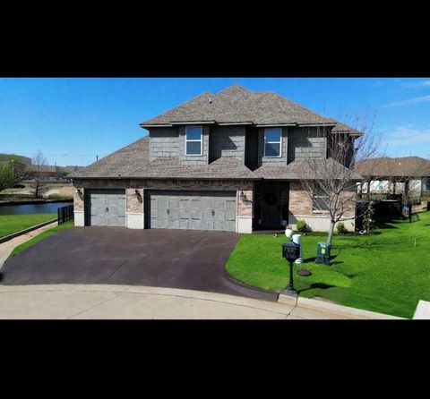 Photo of 1404 Katelyn Court, Yukon, OK 73099 (MLS # 1235470)