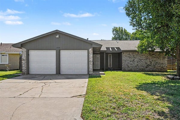 1508 HOLLYHEAD TER, YUKON, OK 73099 - Image b4cb2a8d2114fbbead1527ec61b06bcd/4210231422