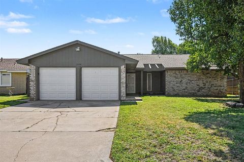 Photo of 1508 W Hollyhead Terrace, Yukon, OK 73099 (MLS # 1235938)