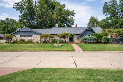 Photo of 1527 Holliday Drive, Norman, OK 73069 (MLS # 1246168)