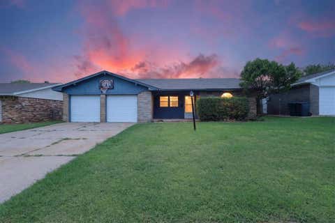 Photo of 811 Ridgeway Drive, Yukon, OK 73099 (MLS # 1238032)