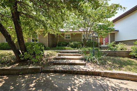 Photo of 2400 Old Farm Road, Edmond, OK 73013 (MLS # 1230155)