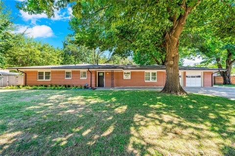 Photo of 1512 Cruce Street, Norman, OK 73069 (MLS # 1242479)