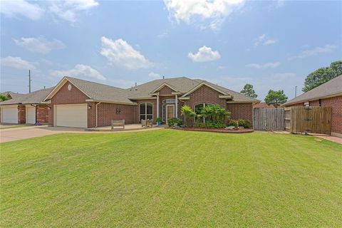 Photo of 3608 Buckingham Drive, Norman, OK 73072 (MLS # 1230181)