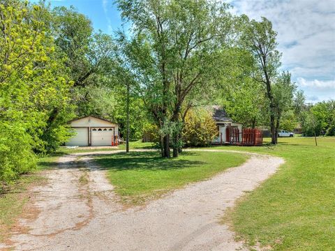 Photo of 816 S Sooner Road, Midwest City, OK 73110 (MLS # 1224031)