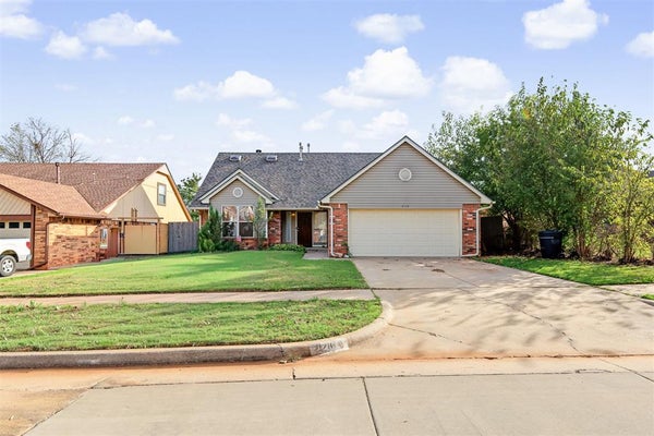 2128 NE 9TH ST, MOORE, OK 73160 - Image be612bdbaacc5a7d8ebfe62f9d6d5be2/1630201631