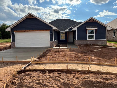 Photo of 1905 Lone Cove Avenue, Yukon, OK 73099 (MLS # 1231874)