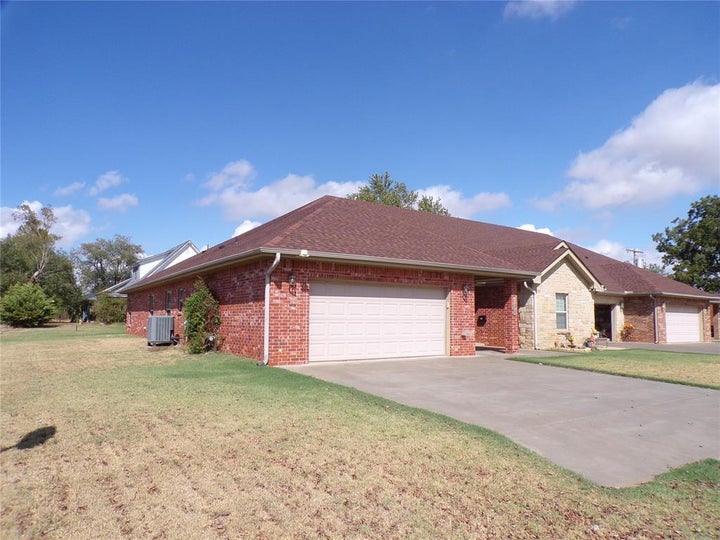 Photo 1 of 45 — 133 W 6th Street, Hydro, OK 73048
