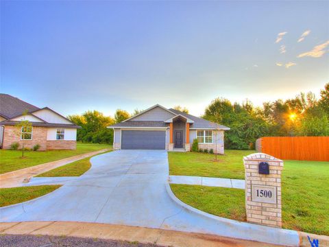 Photo of 1500 Stirrup Way, Yukon, OK 73099 (MLS # 1237306)