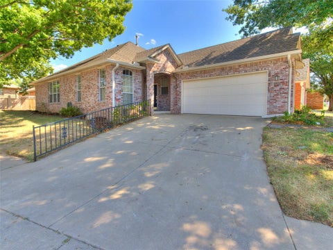 Photo of 953 Heather Glen Drive, Norman, OK 73072 (MLS # 1250696)