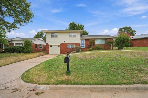 Photo of 305 Sherri Lane, Yukon, OK 73099 (MLS # 1251372)