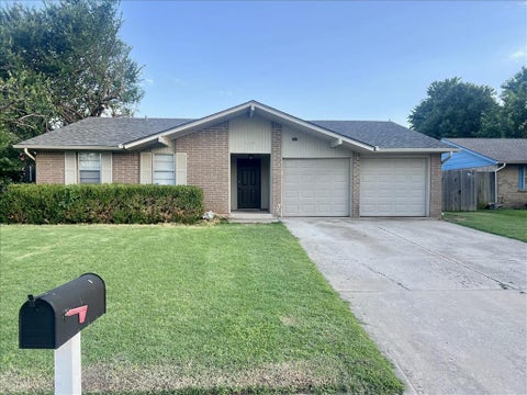 Photo of 1054 Cumberland Mansion, Yukon, OK 73099 (MLS # 1233762)