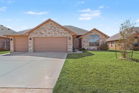 Photo of 709 Bobcat Trail, Yukon, OK 73099 (MLS # 1250507)