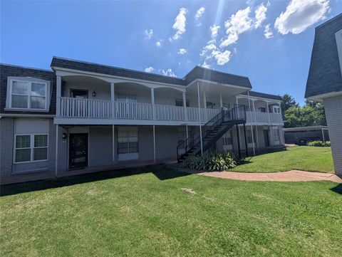 Photo of 11327 N may Avenue #C, Oklahoma City, OK 73120 (MLS # 1229346)
